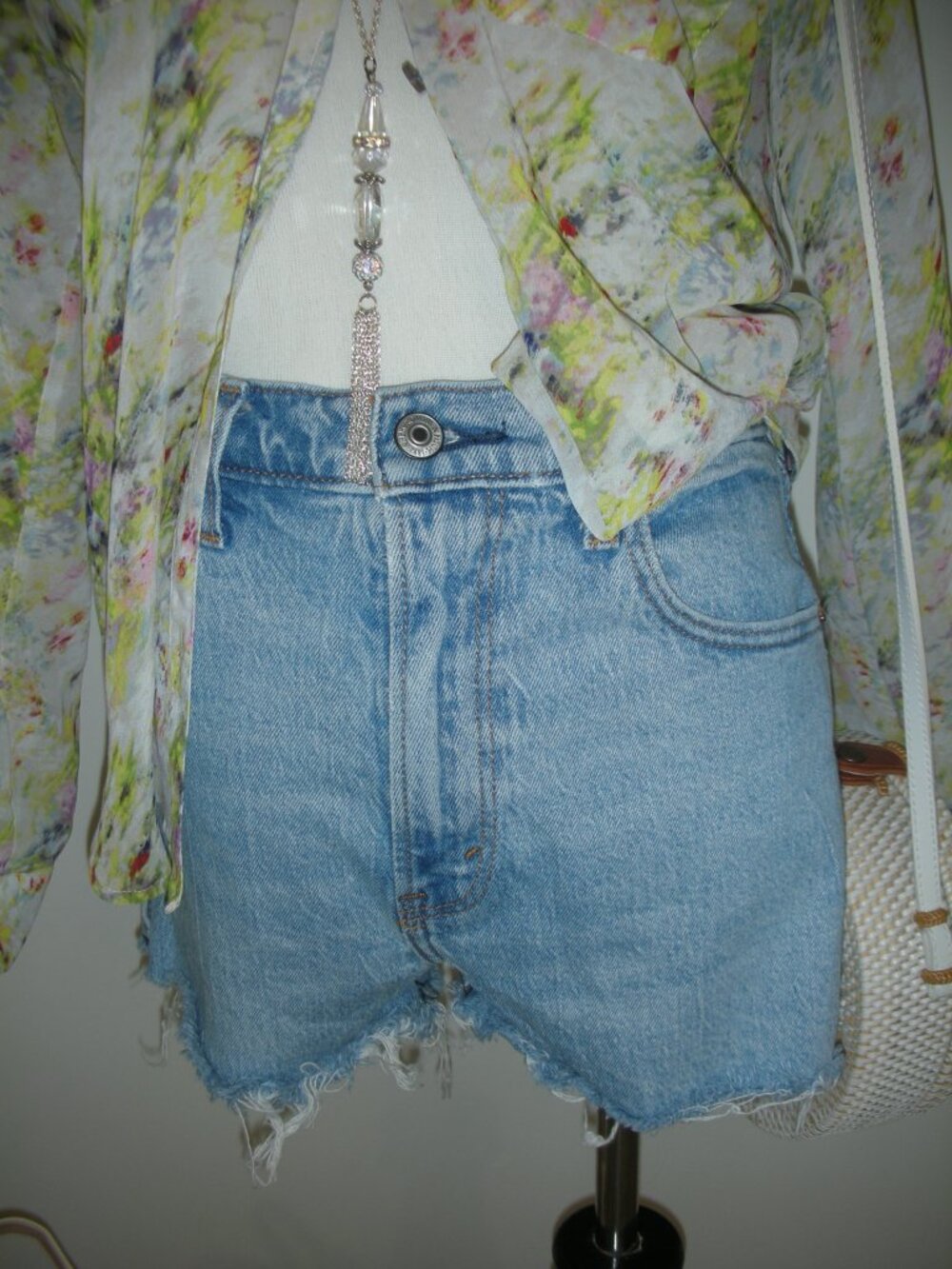 Abercrombie Mom‎ Short High Rise Distressed Denim Shorts Size 26 - Picture 2 of 7